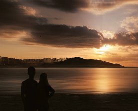 Sunset Lovers – Romantisches Sonnenuntergang Digital Art