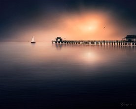 Pelikan Pier Segelboot Sonnenuntergang – Maritim Naturfotografie