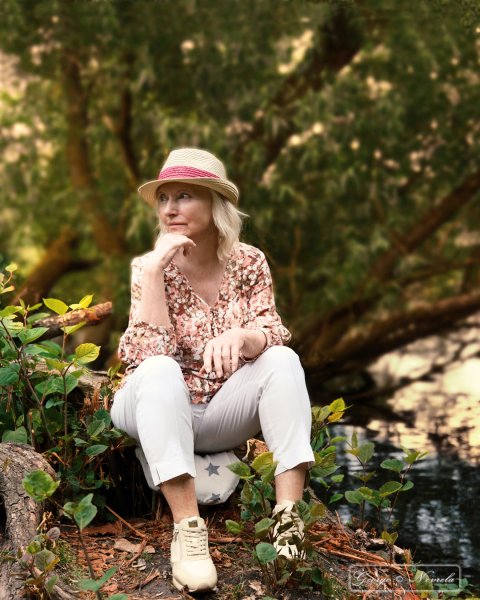Marlies relaxt im Park – Portraits Fotografie | George Nevrela